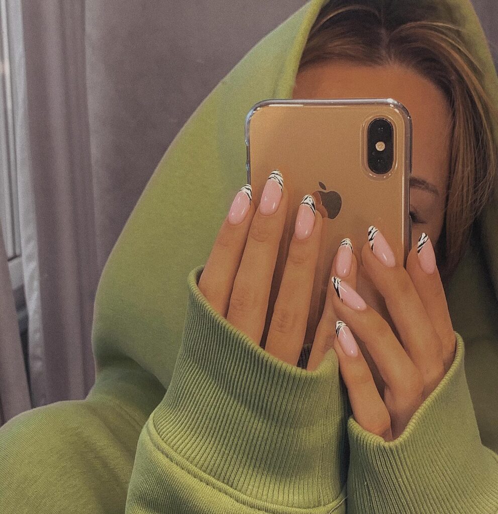 Tendances beauté du printemps 2026 - French tips colorés - @sansilt | Treatwell
