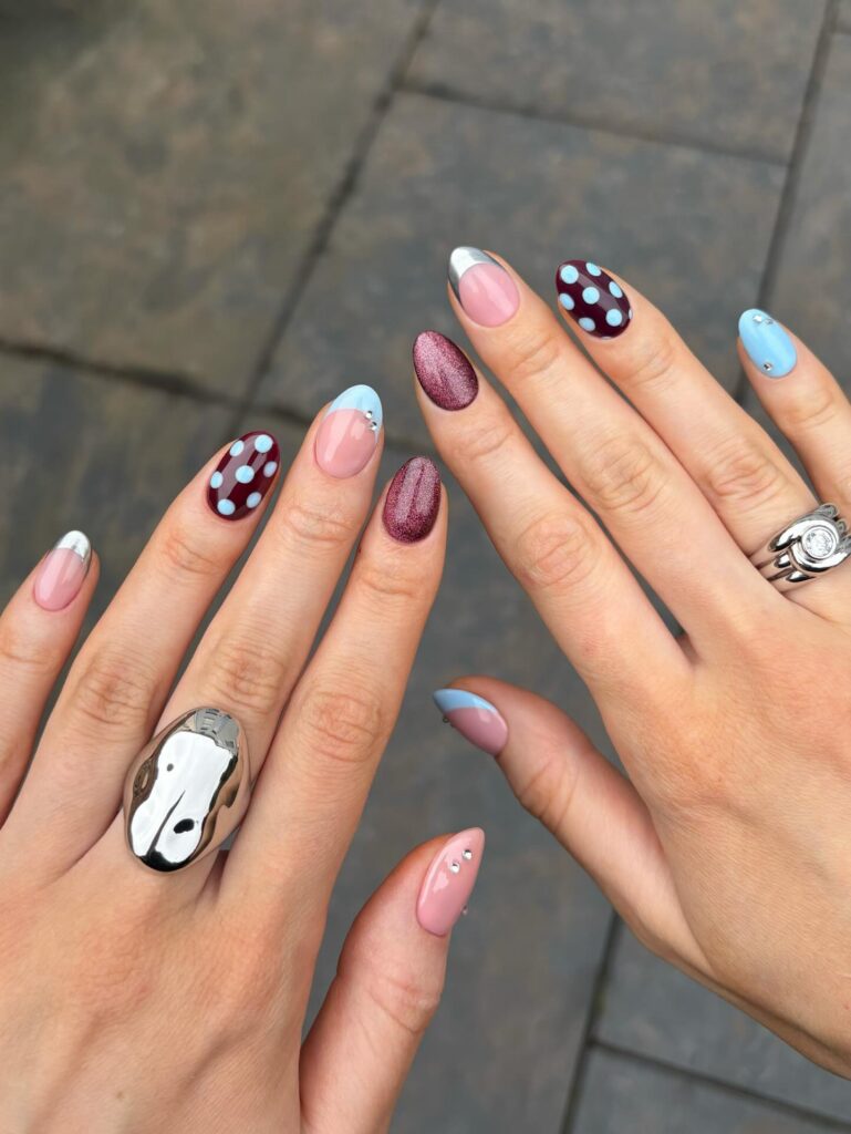 Tendances beauté du printemps 2026 - La manucure à pois - @thenaillologist | Treatwell
