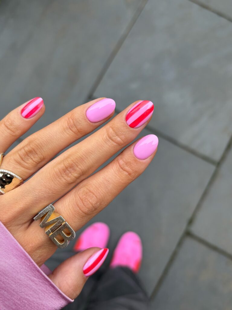 Tendances beauté du printemps 2026 - Ongles à rayures -  @thenaillologist | Treatwell