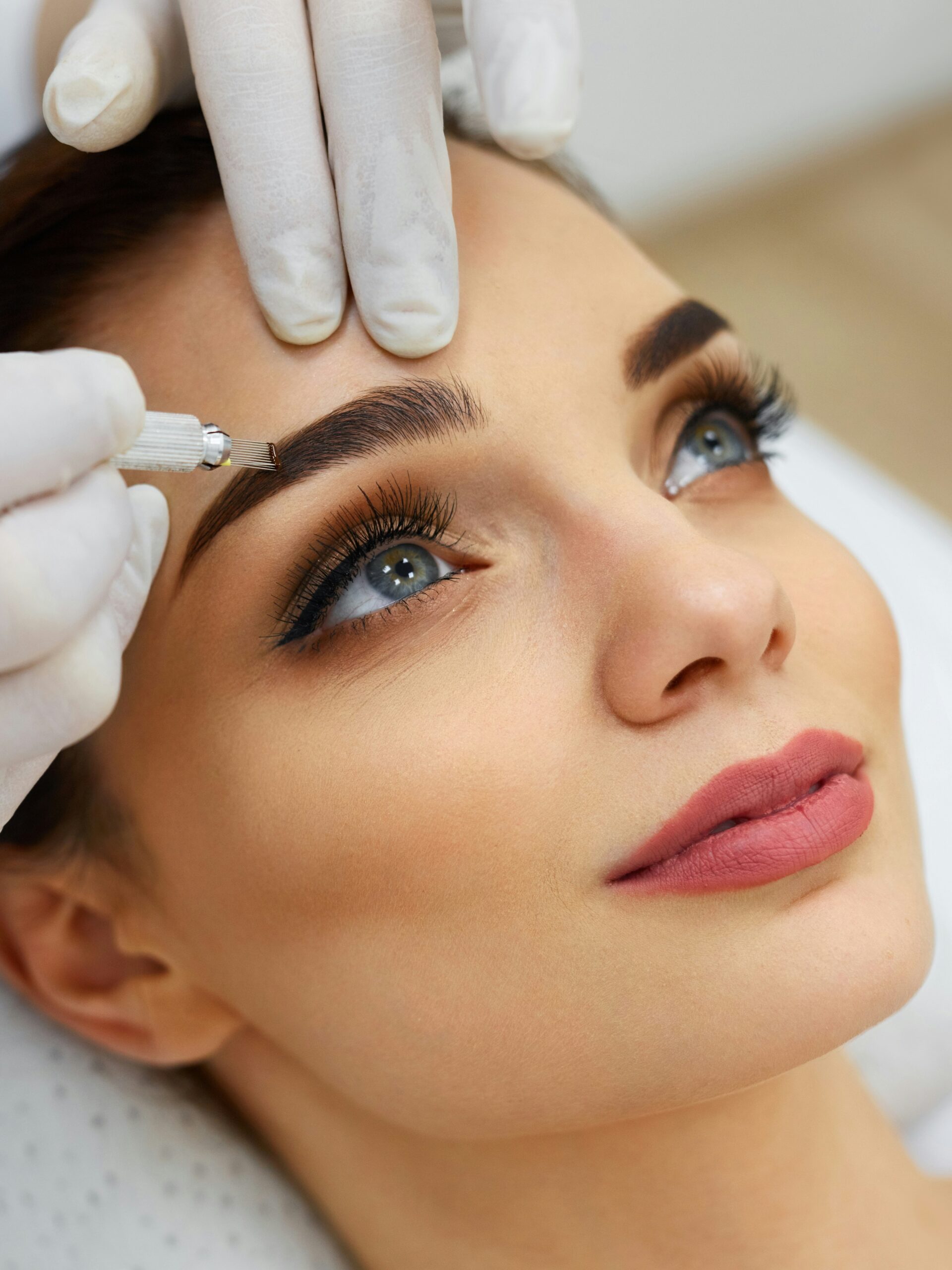 Gros plan sur le visage d’une femme en salon recevant un soin de microblading
