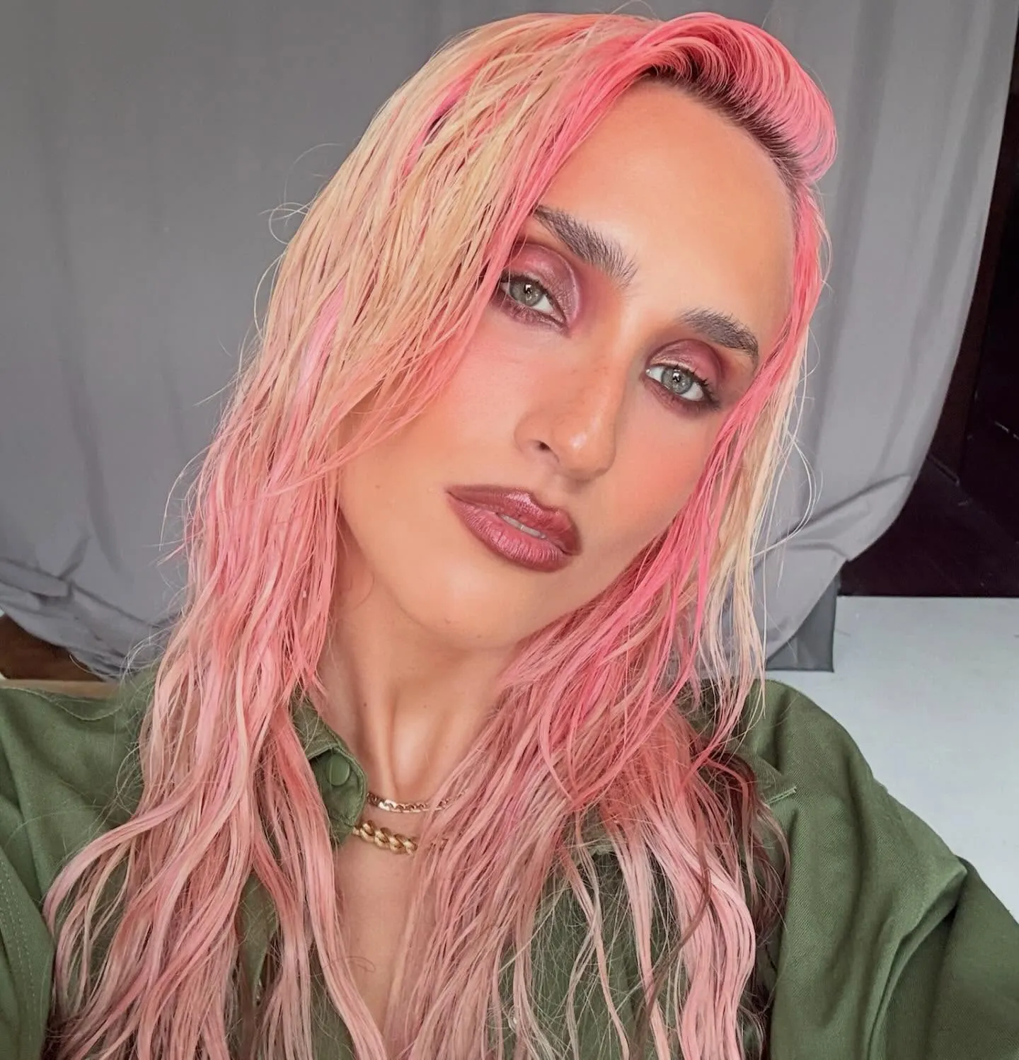 Longs cheveux roses ondulés aux reflets pêche et blonds, coiffure texturée à l'effet mouillé, portrait estival façon éditorial